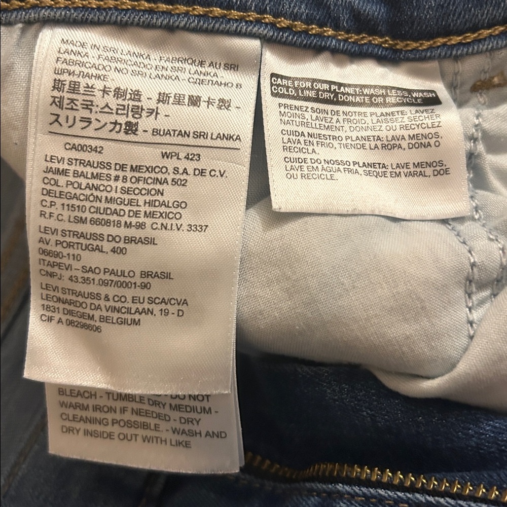 Levi’s Bermuda Shorts - Picture 14 of 14